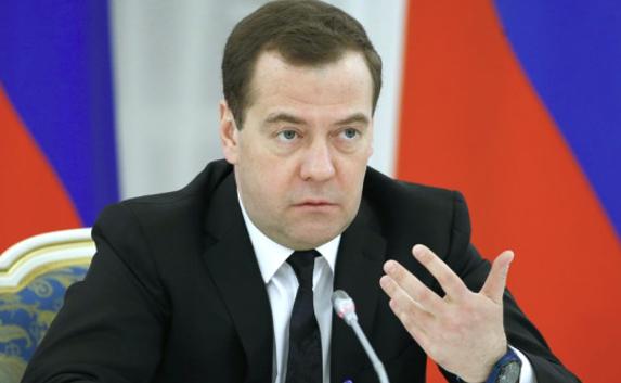 ​Медведев поручил ускорить ремонт дорог в Крыму