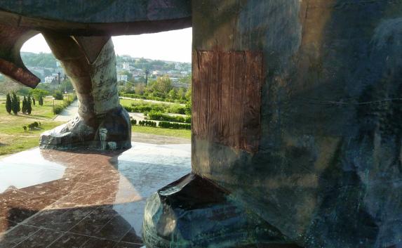 Памятнику Солдату и Матросу «вылечили» повреждённую ногу