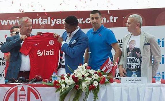 Почётный консул Украины в Турции надел футболку с Путиным