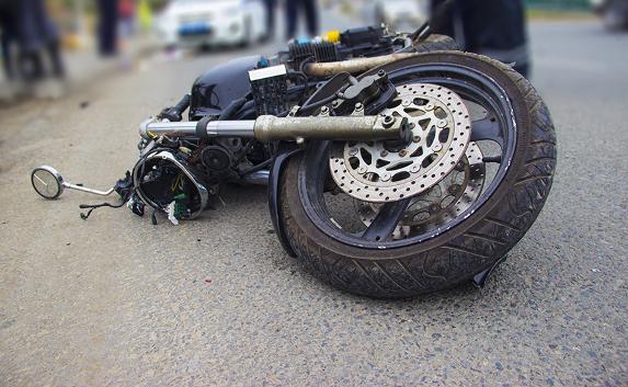 На Учкуевке мотоциклист и его пассажирка попали в аварию