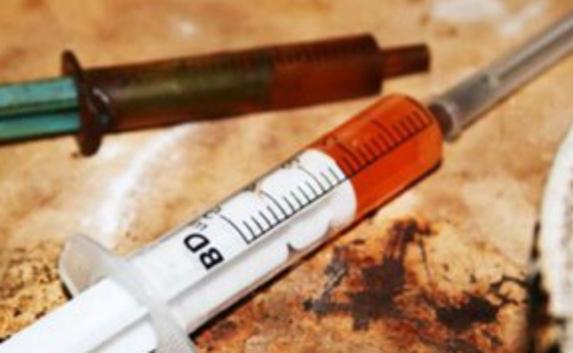 В Феодосии опийную наркоманку «раскрыли» на уличной алковечеринке