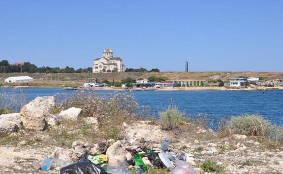  Пляж в Карантинной бухте утопает в мусоре