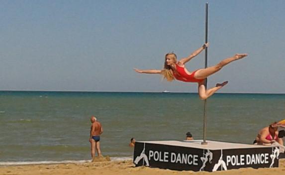 На пляжах Севастополя отдыхающих развлекают танцами на пилоне