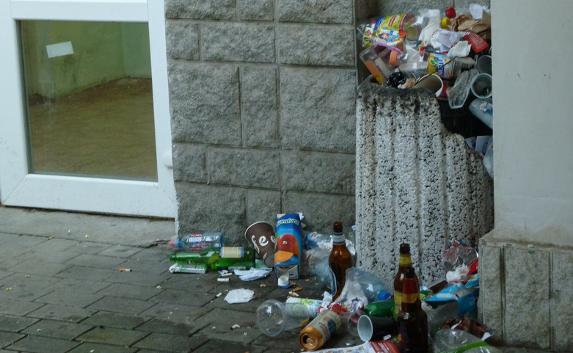 В Севастополе площадку у причала катеров «затопило» мусором