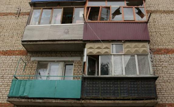 ​В Петербурге фрагмент балкона упал на беременную женщину