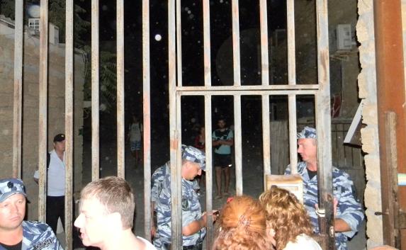 ​Правоохранители ограничили доступ туристов в курортную Поповку