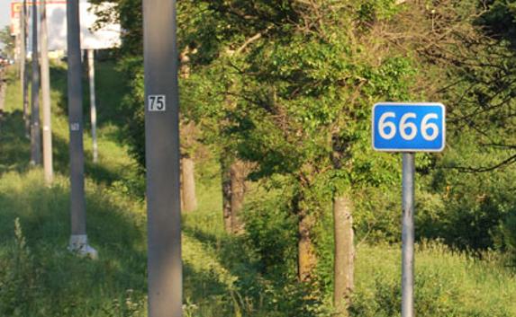 В Ялте на 666-м километре трассы столкнулись «Опель» и «ВАЗ»