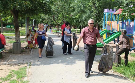 Симферопольские власти вспомнили о заросшем мусором детском парке
