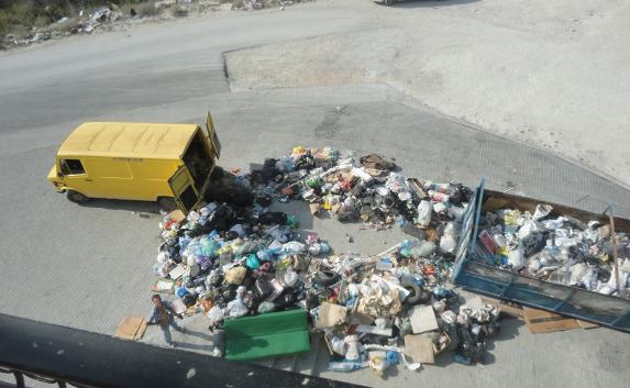 Севастополь продолжает «зарастать» мусором, который не вывозят