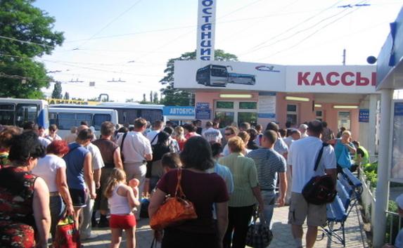 ​В Феодосии на всех туристов не хватает междугородних автобусов