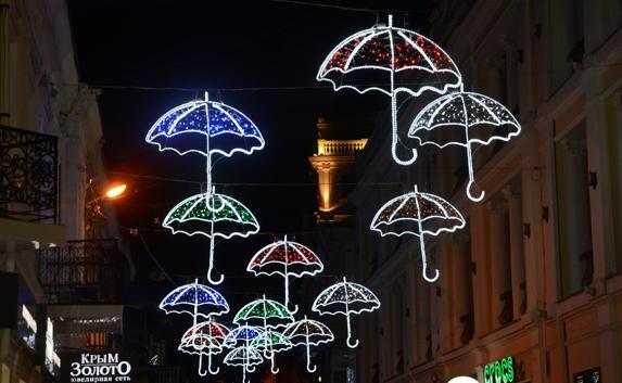 ​Ялтинскую улицу украсили светящимися зонтиками