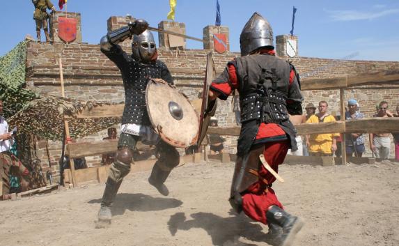 За стенами Судакской крепости проходит рыцарский фестиваль
