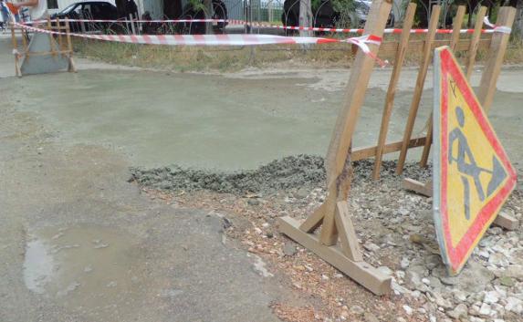 При ремонте дороги в Балаклаве вместо асфальта используют бетон