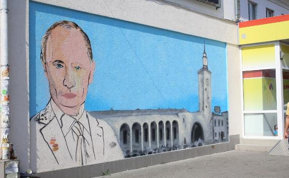 ​В центре Симферополя появилось граффити с Путиным