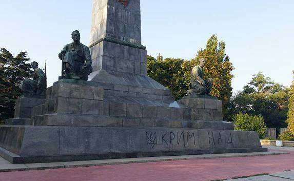 ​В Севастополе памятник Ленину расписали вандалы-украинофилы