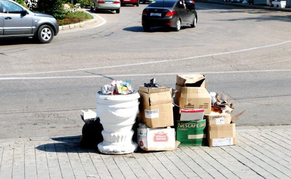 Предприниматель «складировал» мусор в центре Севастополя