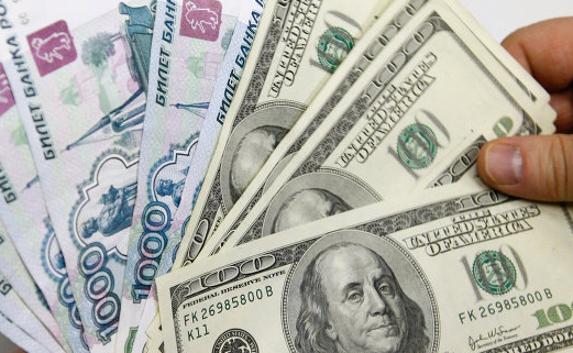 Рубль достиг февральского минимума к доллару и евро