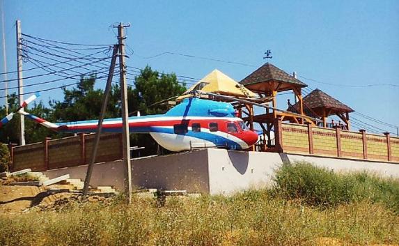 Житель Орловки украсил участок вертолётом Ми-2