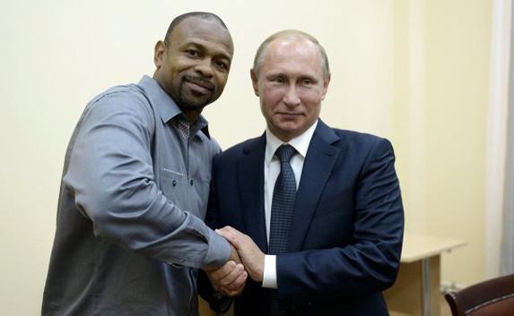 В Севастополе Путин пообещал  боксёру из США гражданство РФ