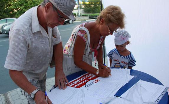 В Севастополе собрано более 22 тысяч подписей под обращением к Путину