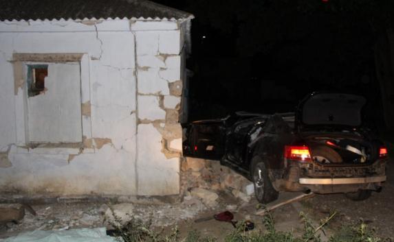 ​В Керчи иномарка выбила стену дома: двое погибших
