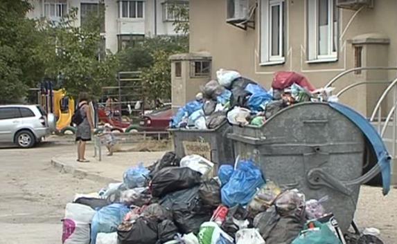 Двор пятиэтажки на Шевченко «обрастает» мусором