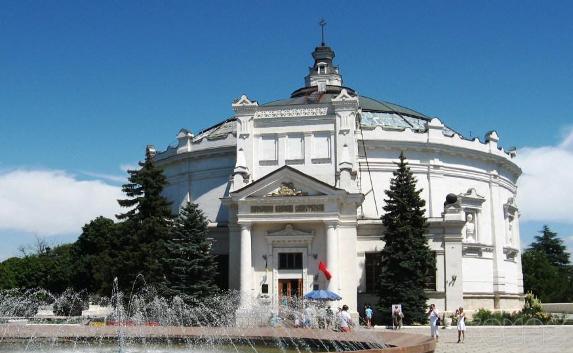 Кассиру музея Панорамы Севастополя «надоели туристы»