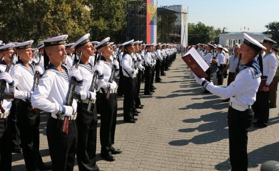  Первокурсники «Нахимки» присягали на главной площади Севастополя