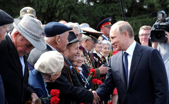 ​В Чите Путин спас от падения ветерана войны