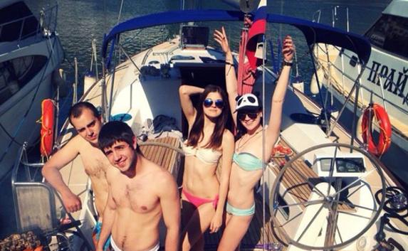 Сын украинского нардепа «гулял» на яхте с триколором в Балаклаве