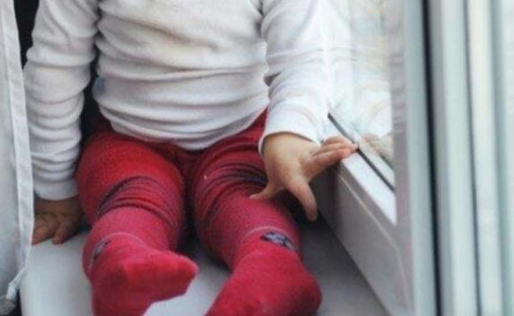 В Севастополе двухлетний мальчик выпал из окна