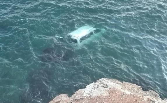 В Севастополе девушка на автомобиле сорвалась со скалы в море 