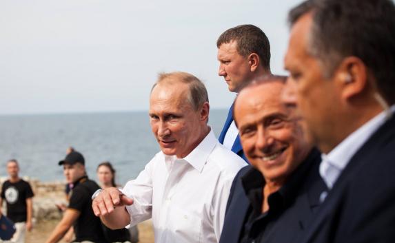 Путин и Берлускони прошли с экскурсией по Херсонесу