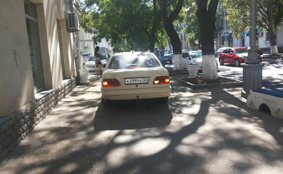 В Севастополе водители паркуются даже на остановках