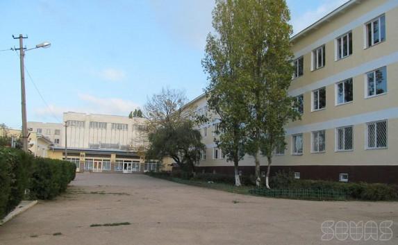 В школу Севастополя на «разборки» пришёл 19-летний парень с ножом