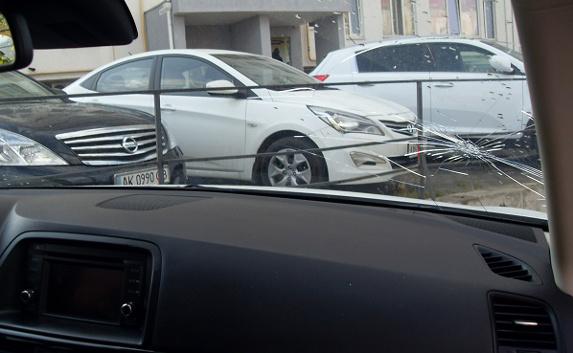 Неизвестные разбивают стёкла и спускают колёса авто в Севастополе 