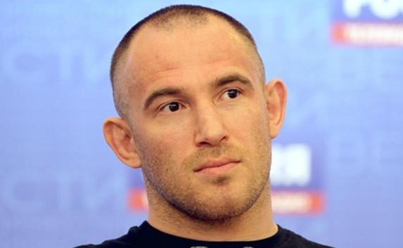 Боец Олейник сменил «по любви» украинский паспорт на российский 