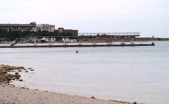 Севастопольцы купаются на пляже Омега под аккомпанемент оркестра