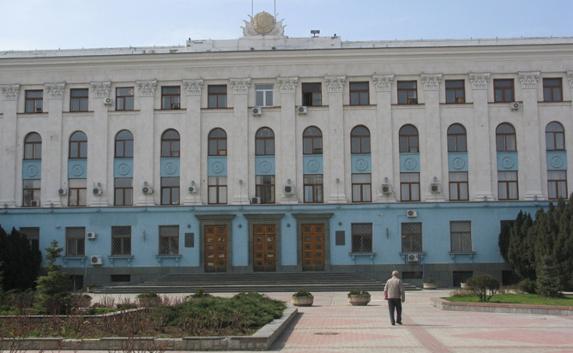 Здание Совета министров Крыма обстреляли