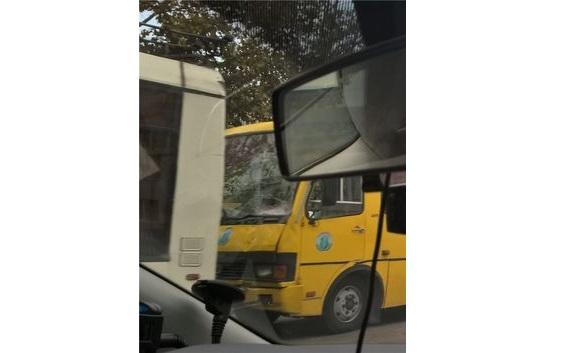 ​Автобус врезался в троллейбус в «Камышах»
