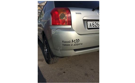 Автомобилисты Севастополя упрекают «мэра» за дороги наклейками