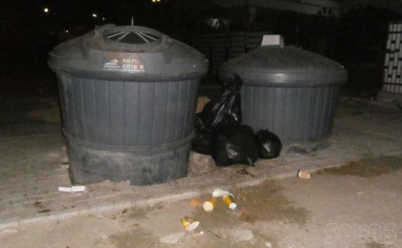Трудности прогулки по набережной Севастополя: мусор и битая плитка