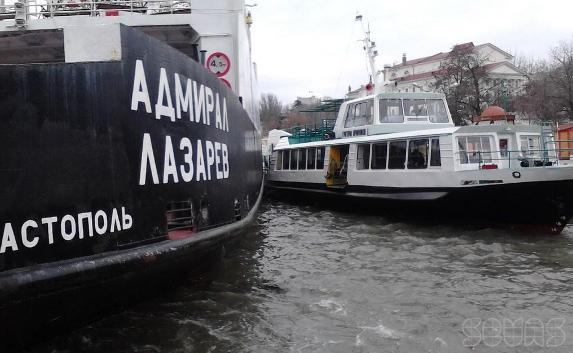 Причиной столкновения парома «Адмирал Лазарев» с двумя катерами стал мусор в акватории Артбухты?