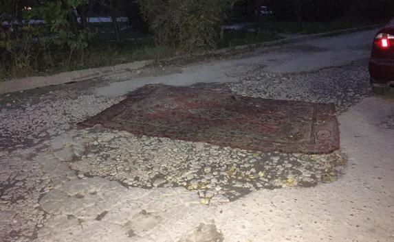 Ямы на севастопольских дорогах закрывают… коврами