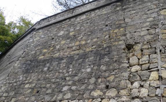 Очередная подпорная стена рушится в Севастополе