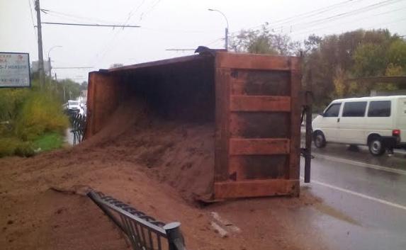 Самосвал с песком перевернулся под Симферополем