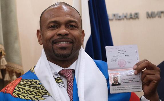 Российский паспорт вручили боксёру Рою Джонсу в Москве 