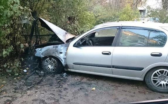 Неизвестные за ночь подожгли четыре автомобиля в Симферополе