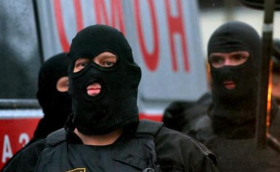 В Москве ОМОН предотвратил стычку девушек в майках и девушек в масках