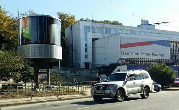 «Инопланетные» рекламные тумбы плодятся в Севастополе